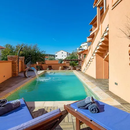 Lovely In With Swimming Pool Apartment *