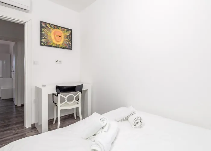 Lägenhet 3 Bedroom Awesome In Kampor