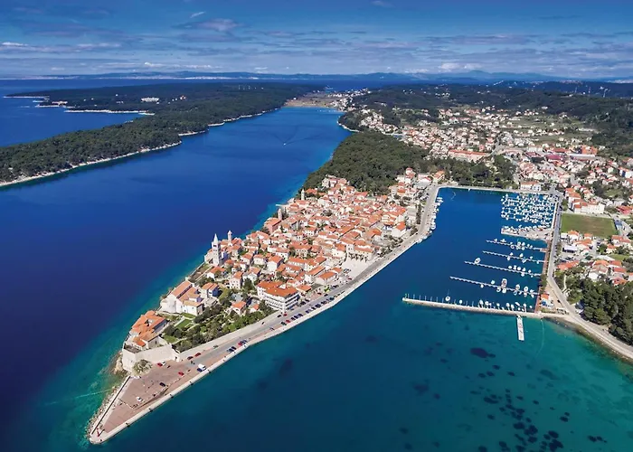 Lägenhet 3 Bedroom Awesome In Kampor